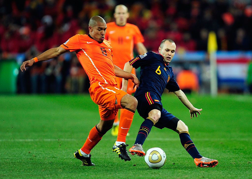 World cup 2010. Андрес Иньеста ЧМ 2010. Нидерланды Испания 2010 Иньеста. Netherlands Spain World Cup Final Iniesta. Sneijder World Cup 2010.