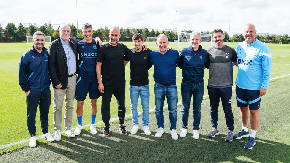 Foto de família : Representación del City y de la Real Sociedad junto a David.