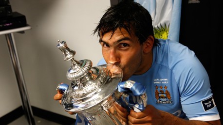 Carlos Tevez Mengumumkan Pensiun