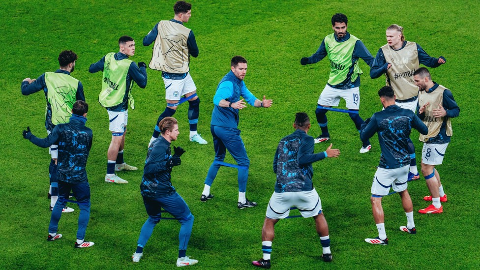 GET LOOSE : The players go through their pre-match drills.