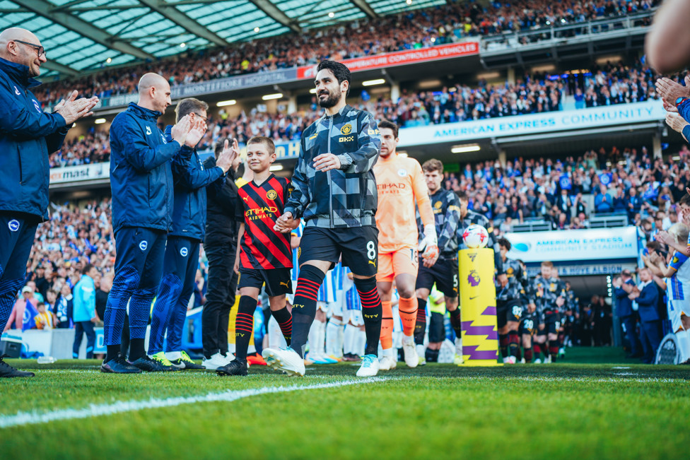 TRICAMPEÃO : City recebe guarda de honra contra o Brighton.