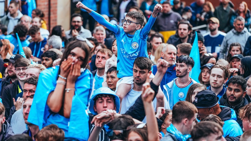 HERE WE GO  : The fans welcome the players