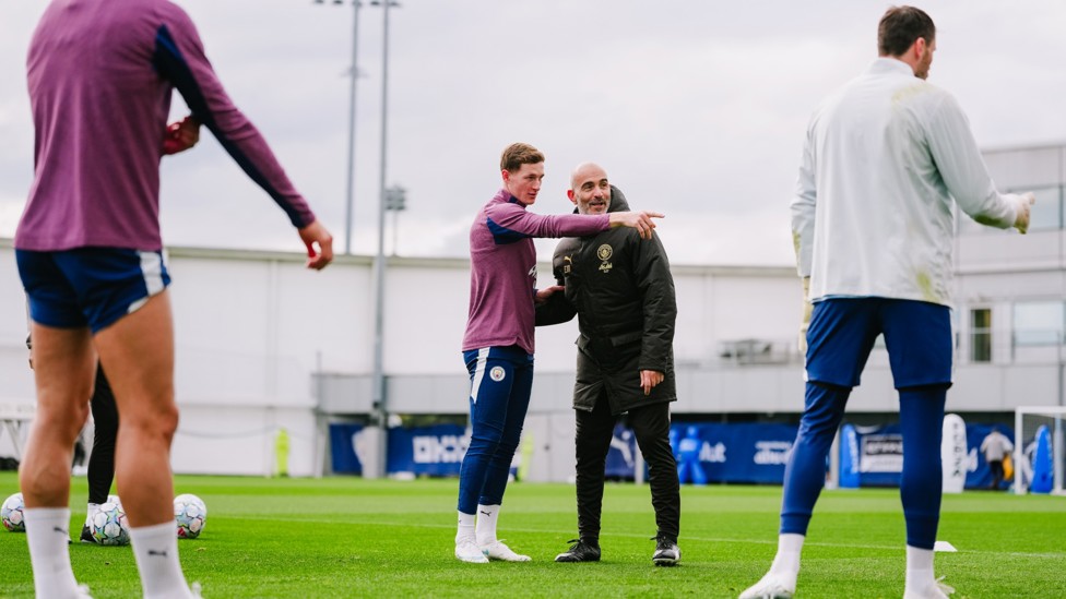 DID YOU SEE THAT? : Elliot Anderson points something out to the boss. 