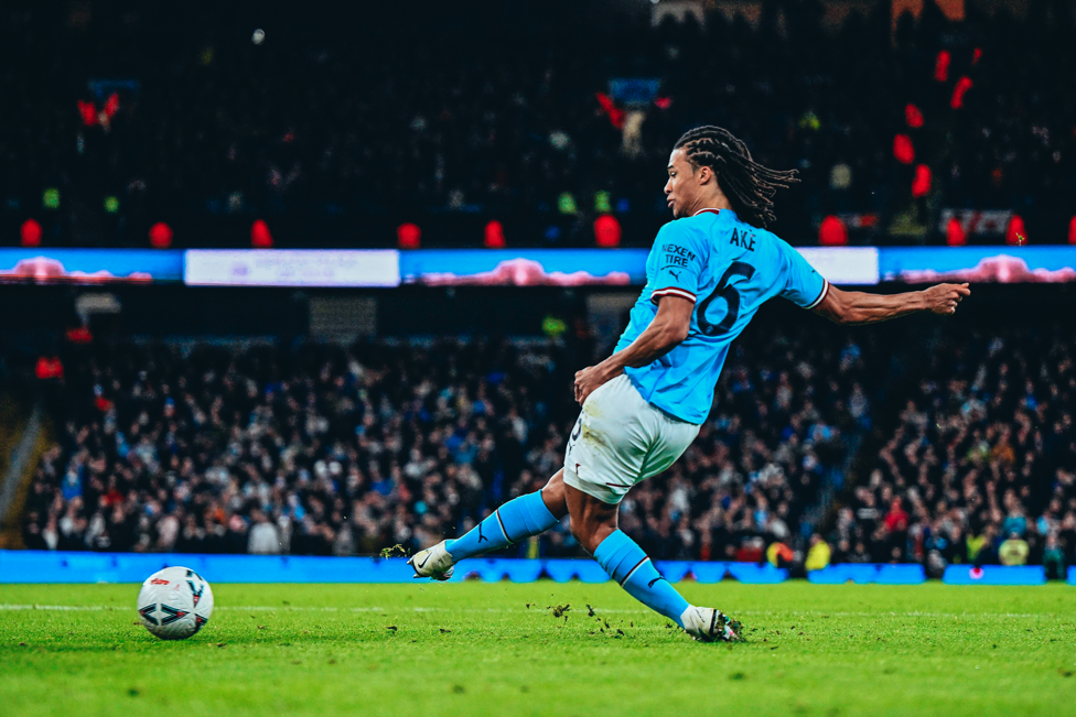 Ake marca diante do Arsenal no Etihad. 