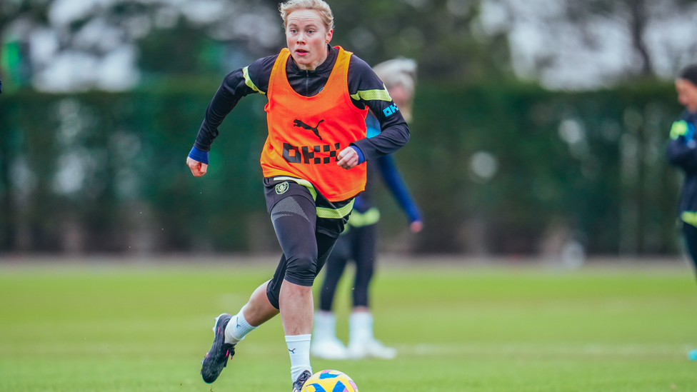 PRA FRENTE : Julie Blakstad carrega a bola. 