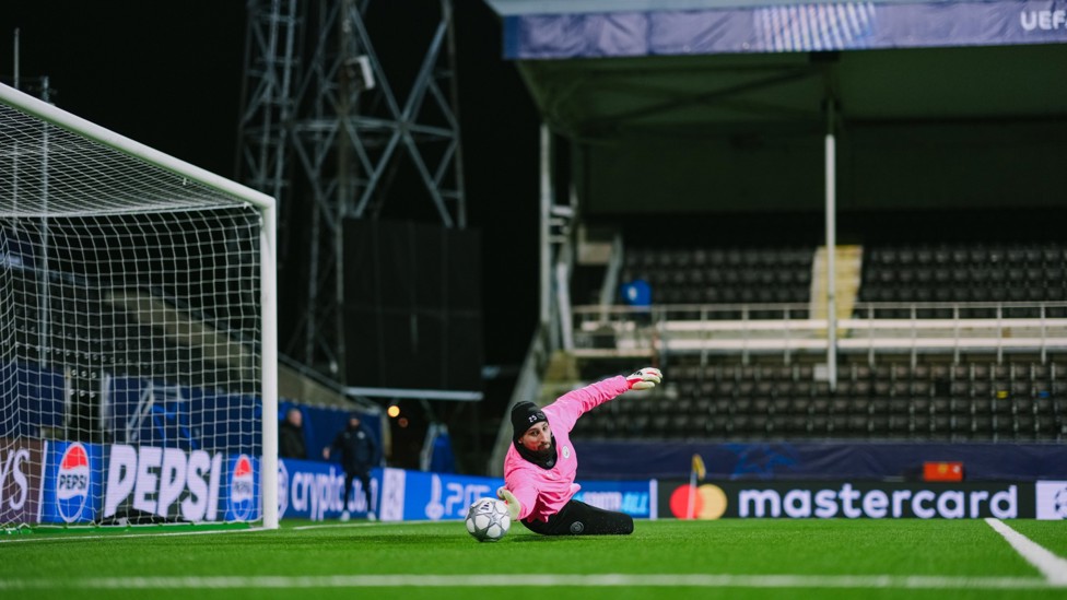 GET DOWN : Gianluigi Donnarumma with the save