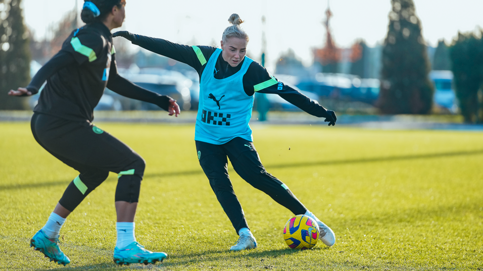 LET'S FLY! : Alex Greenwood takes aim 