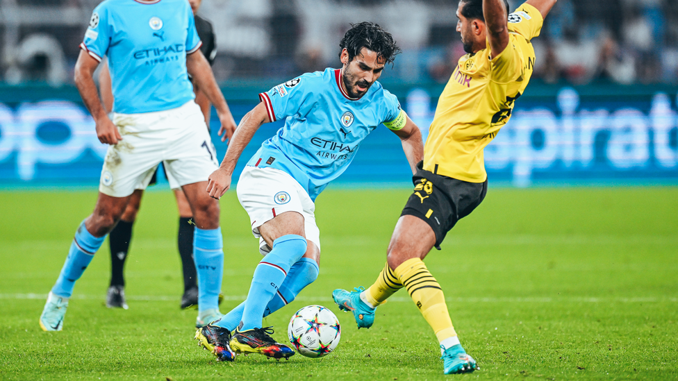 SILKY ILKAY : Gundogan expertly evades Can's challenge.