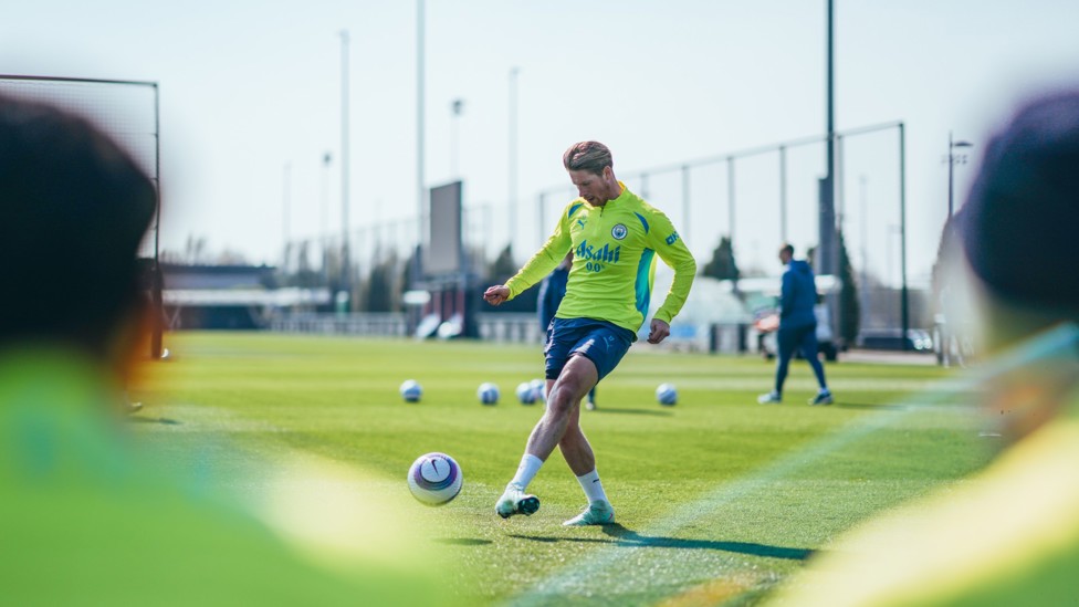 KING KEV  : Kevin De Bruyne plays a pass.