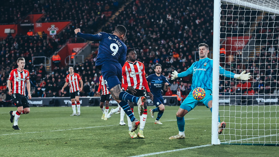 Gabriel Jesus tenta, mas Fraser Forster defende
