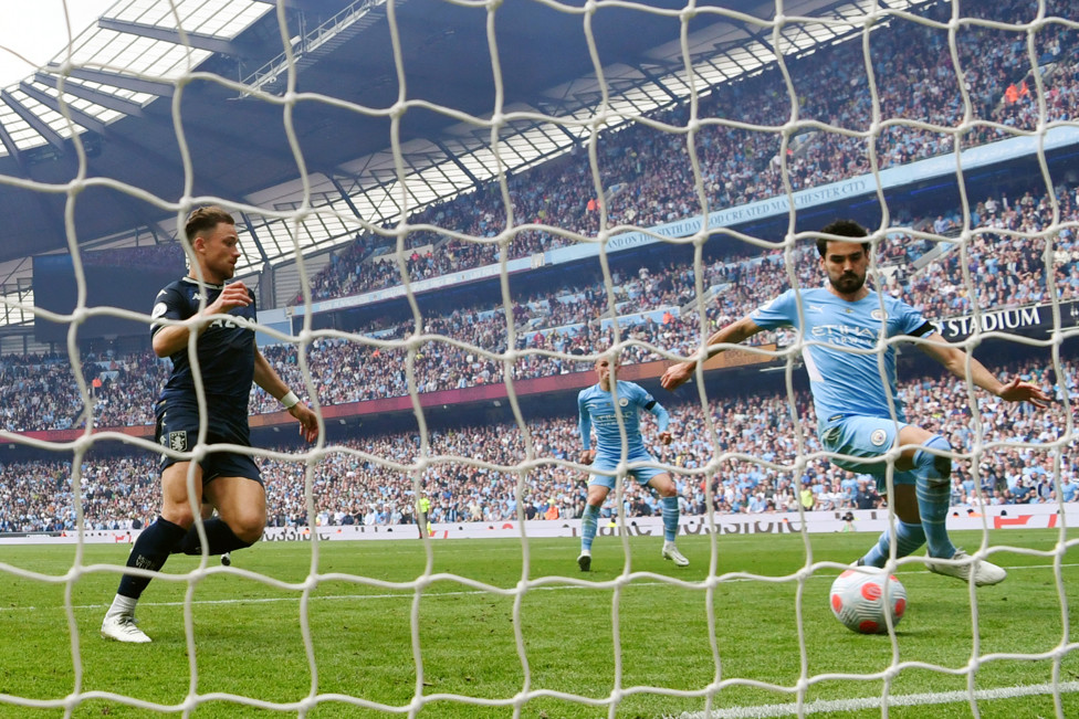 GOL DO TÍTULO  : Gundogan empurra para dentro o gol decisivo contra o Aston Villa, na última rodada da Premier League 2021-22.