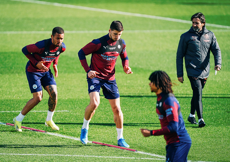 FOKUS: Ruben Dias dan Gabriel Jesus tampak serius menjalani latihan 