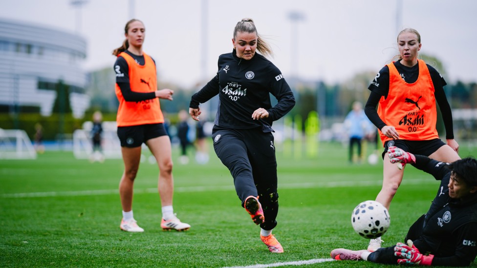 BRAVERY : Ayaka Yamashita dives at the feet of Laura Wienroither