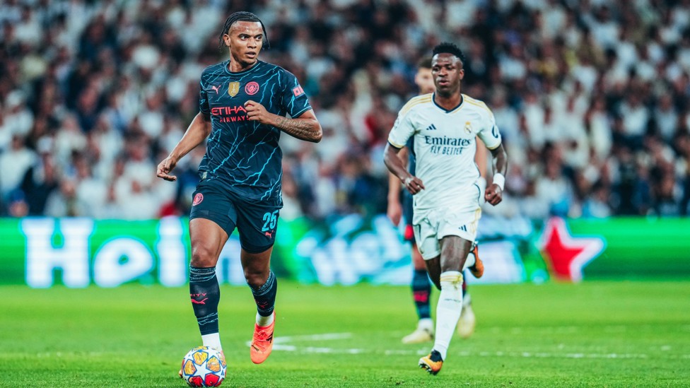 DEFENSIVE DUTIES : Manuel Akanji looks for the pass