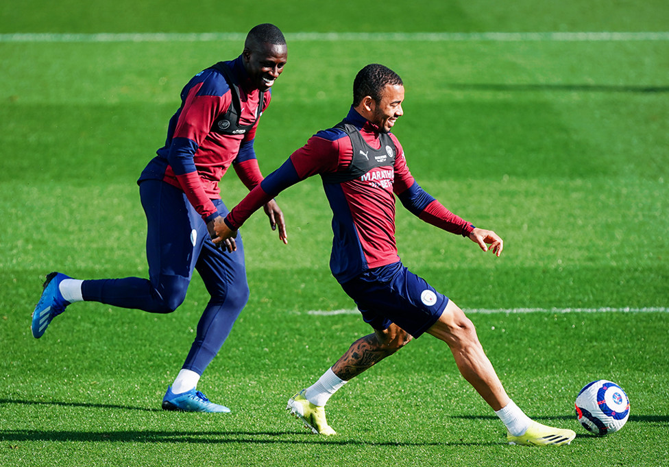 BERSENANG-SENANG: Gabriel Jesus dan Benjamin Mendy bersenang-senang di bawah terik