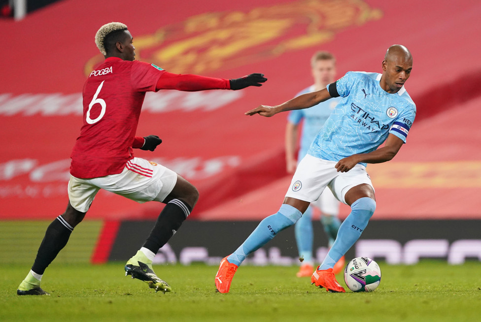 BRASILEIRO QUE MAIS ATUOU CONTRA O UNITED  : Fernandinho escapa da marcação de Paul Pogba na semifinal da Carabao Cup, em janeiro de 2021.