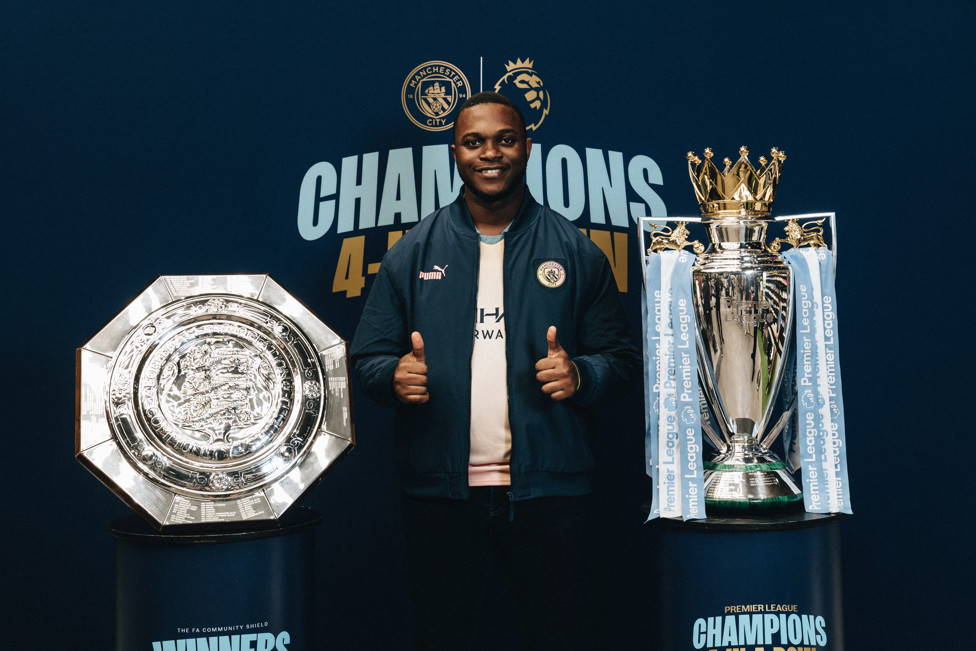 É dia de tirar aquela foto com os troféus! 