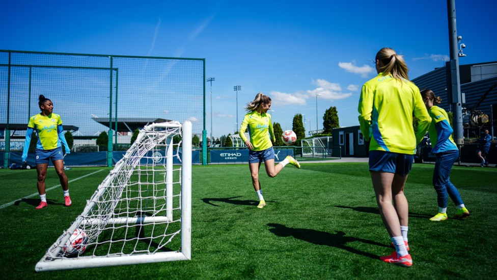SKILLS : Laia Aleixandri flicks the ball up