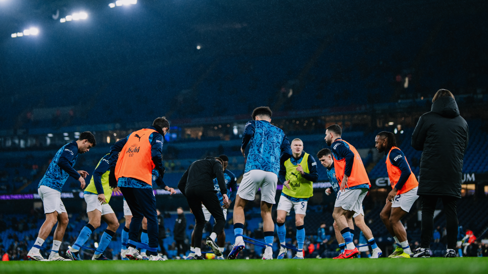 GET LOOSE : The players go through their pre-match drills.
