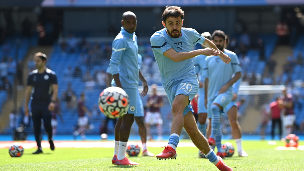 SHOOTING BOOTS : Bernardo getting his eye in during the warm-up. 