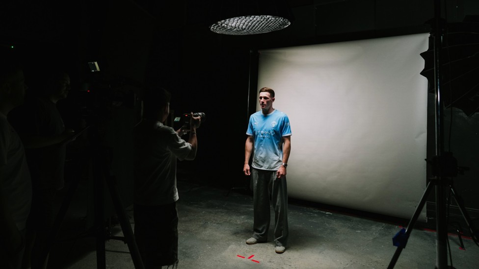 Elliot gets his photoshoot under way...