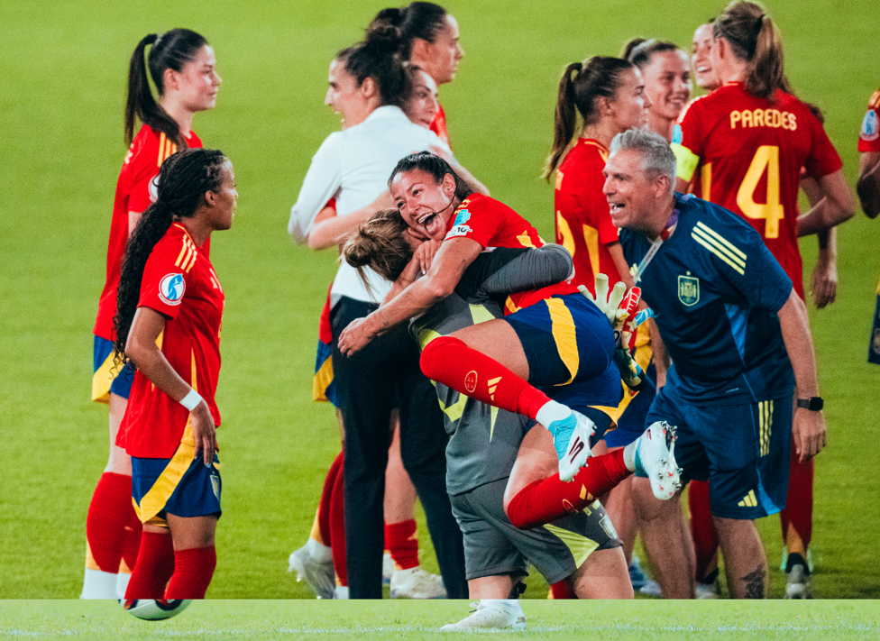 Alegría tras la victoria por 2-0 contra Suiza, partido en el que jugó los últimos 30 minutos.