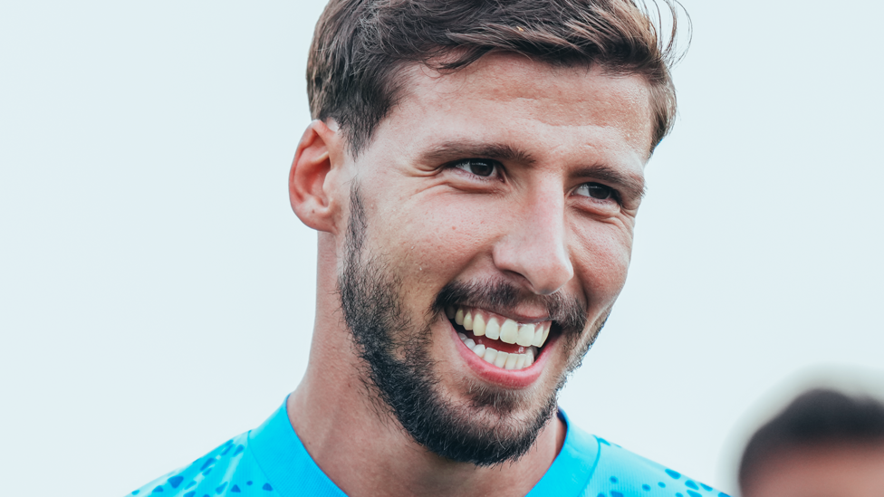 CLOSE UP : Ruben Dias aproveitando as preparações antes do jogo contra o West Ham.