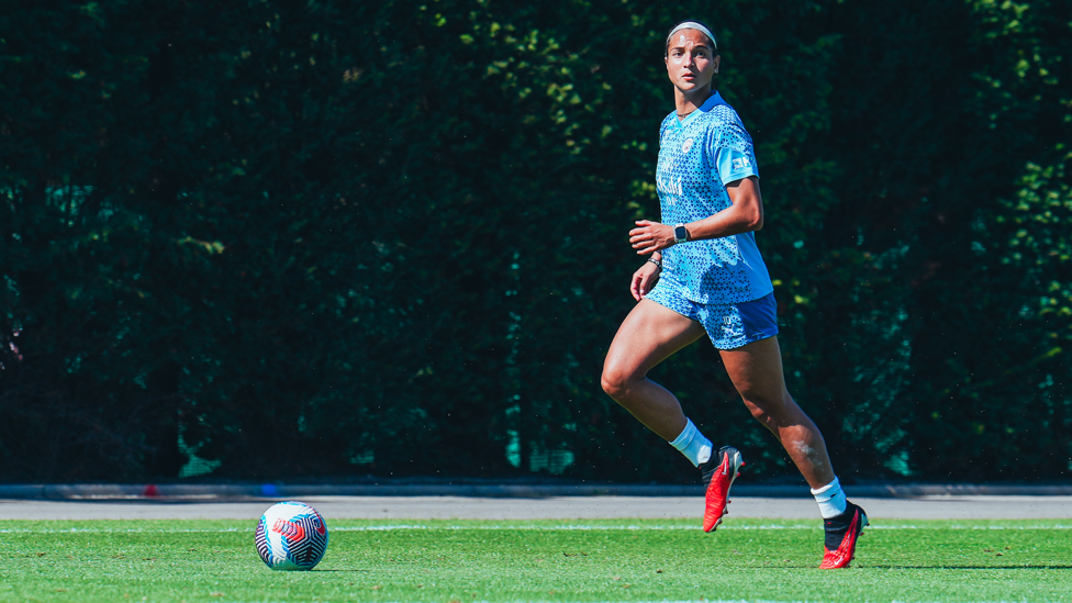 VISION : Deyna Castellanos looks for a team-mate