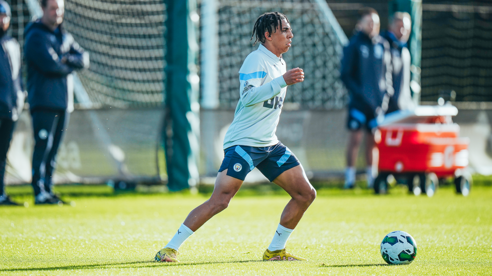 PROCURANDO: Rico Lewis avalia as opções.