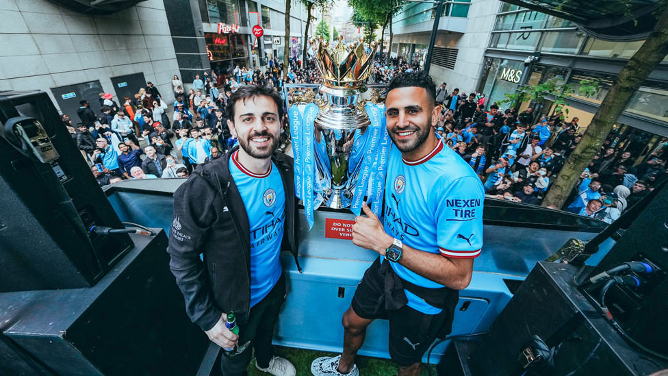 DUA SAHABAT: Bernardo Silva dan Riyad Mahrez merayakan kemenangan gelar yang tak terlupakan