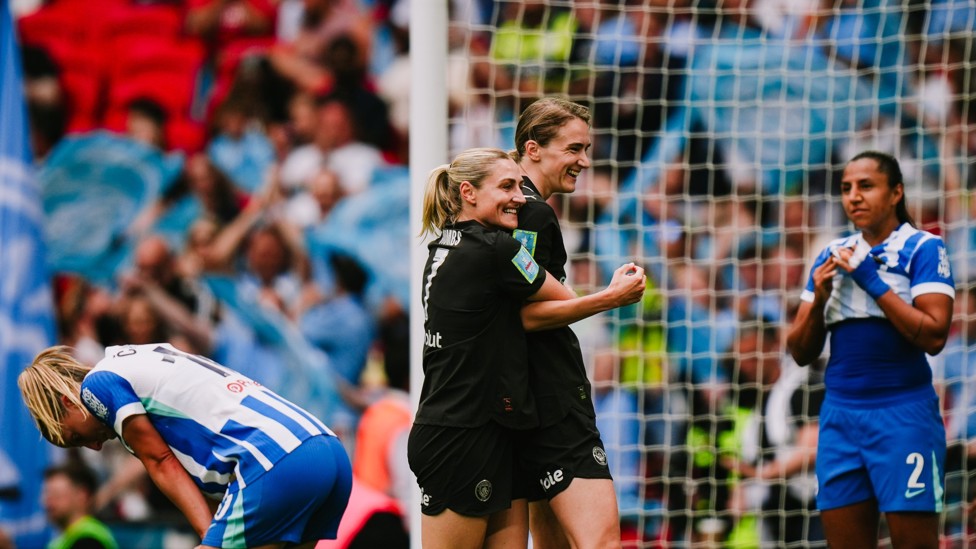 Fantastic four : Vivianne Miedema completes the scoring