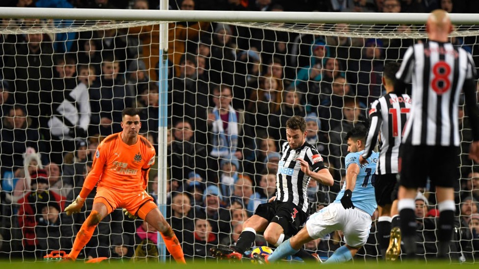 Sergio Agüero anotó tres goles en la última visita del Newcastle al Etihad Stadium.