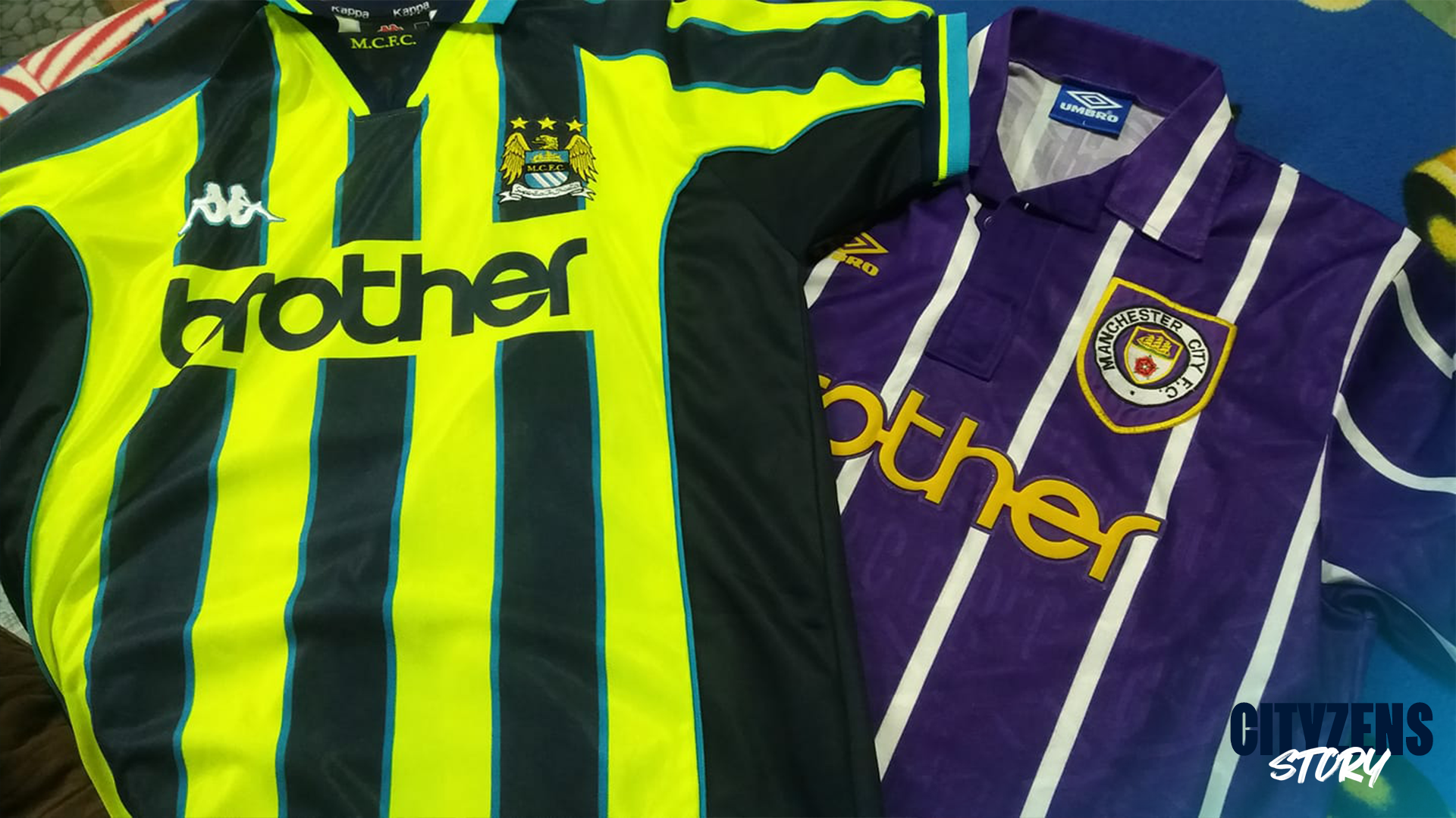[ซ้าย] เสื้อเยือนของแมนฯ ซิตี้ 1998/99 : เป็นเสื้อที่ทัพซิตี้สวมใส่ในเกมเพลย์-ออฟดิวิชั่น 2 นัดชิงชนะเลิศที่สนามเวมบลีย์, โดยซิตี้เอาชนะ Gillingham สุดดราม่า เลื่อนชั้นสู่ดิวิชั่น 1 ได้สำเร็จ