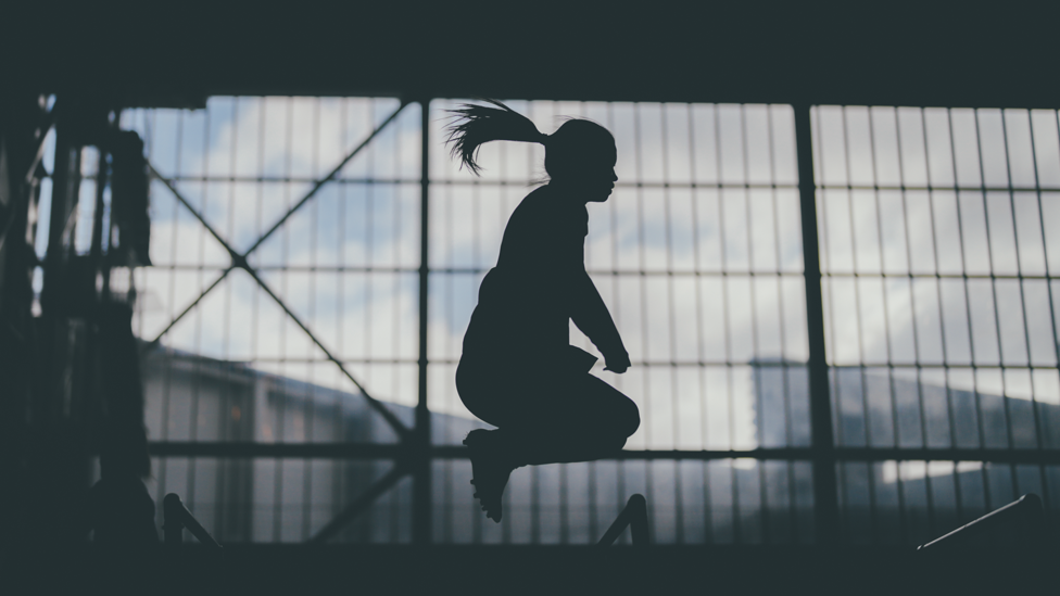KNEES UP : Yui Hasegawa jumps high