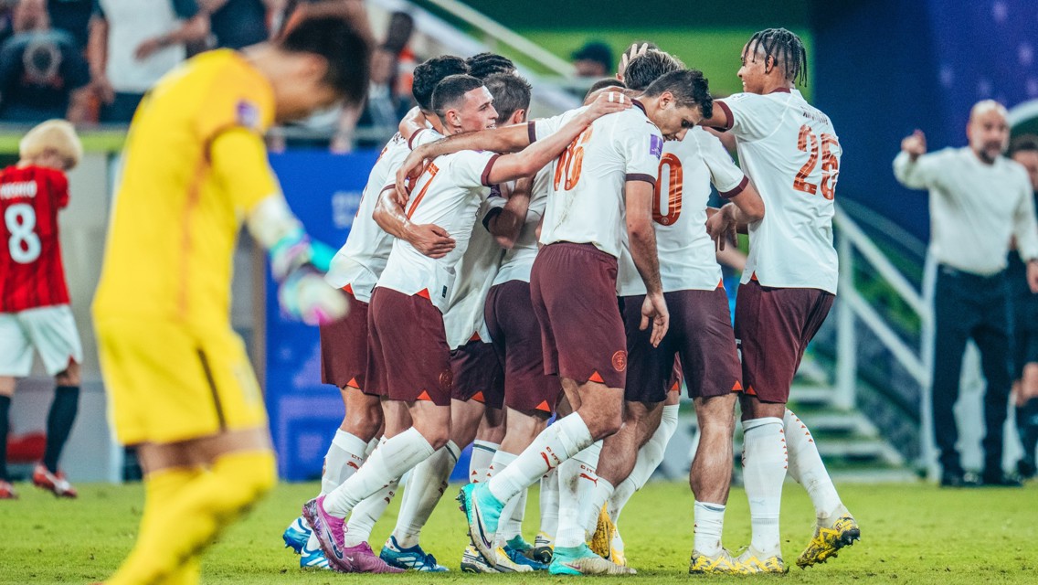 GROUP HUG: Squad goals!