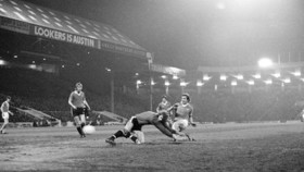 ملخص كلاسيكي: السيتي 4-0 مانشستر يونايتد 1975