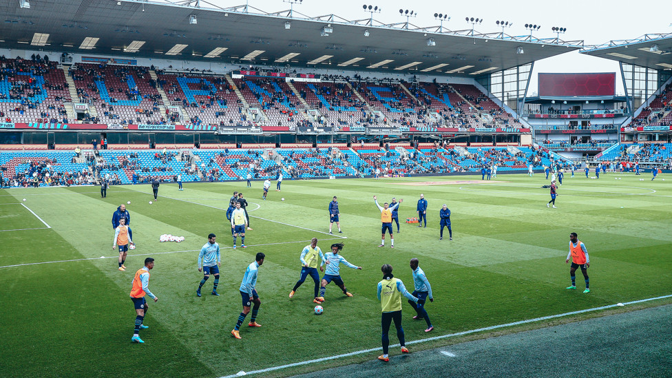 RONDO TIME : Final preparations ahead of kick-off.