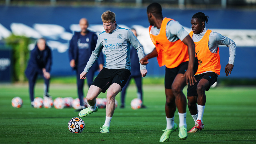 MIDFIELD MAESTRO : Kevin De Bruyne spreads the play