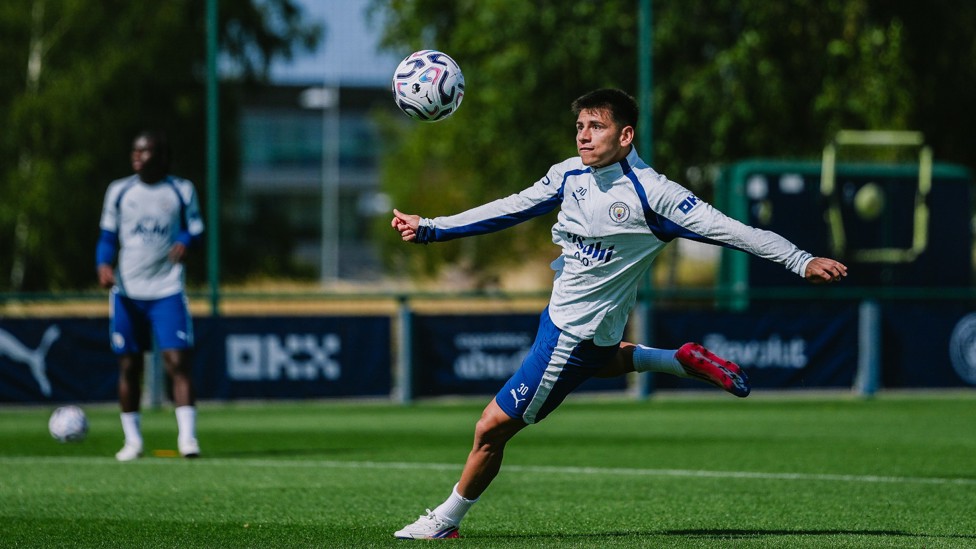 SHAPE TO SHOOT : Claudio Echeverri on the volley