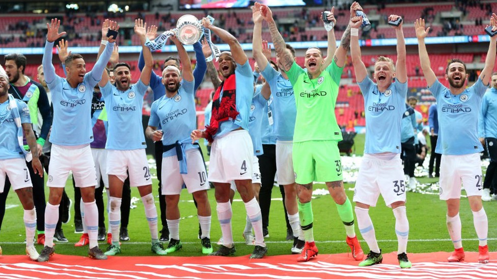 MAIO DE 2019 : Sob Pep Guardiola, o City conquistou o terceiro título da Premier League com um recorde de 100 pontos.