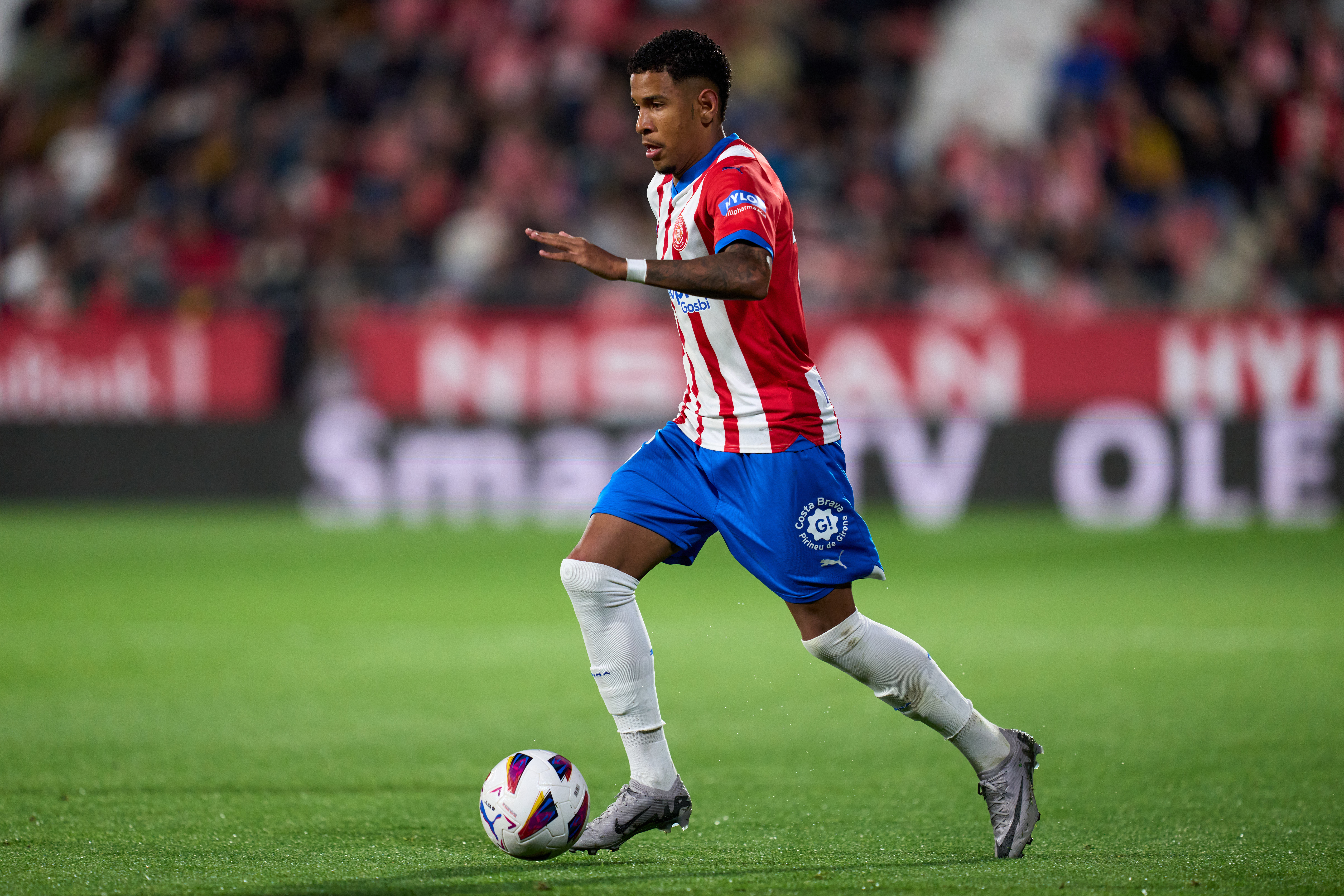 Savinho em ação pelo Girona. 