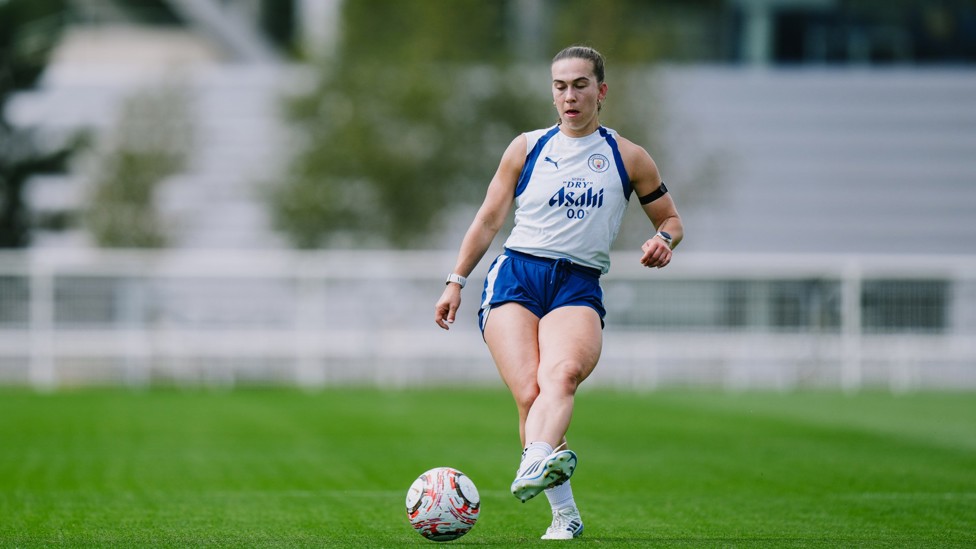 MIDFIELD MAESTRO : Sam Coffey spreads the play