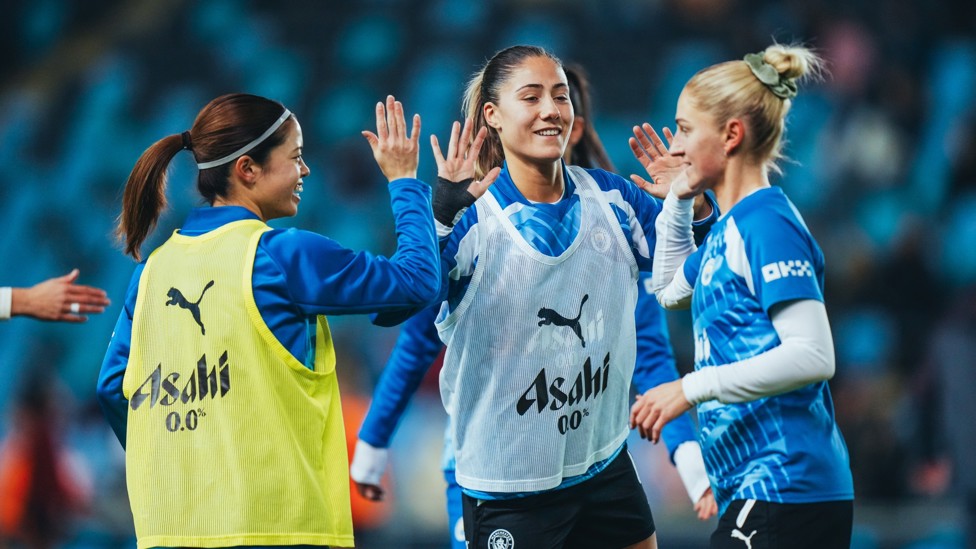 GETTING WARM  : Yui Hasegawa, Laia Aleixandri and Laura Coombs limber up.