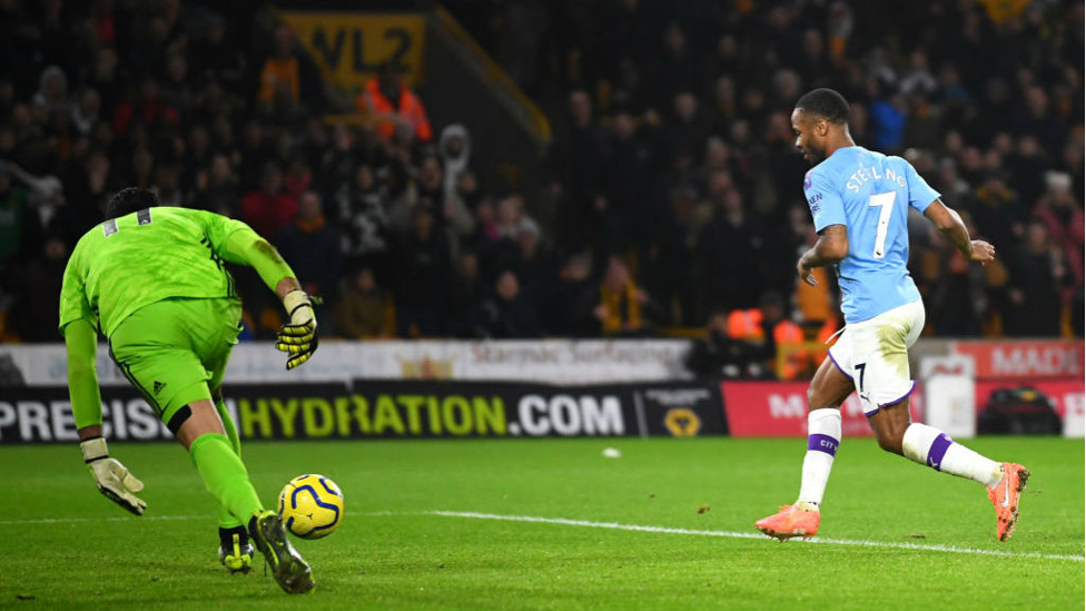 Sterling perdeu o pênalti duas vezes, mas marcou no rebote