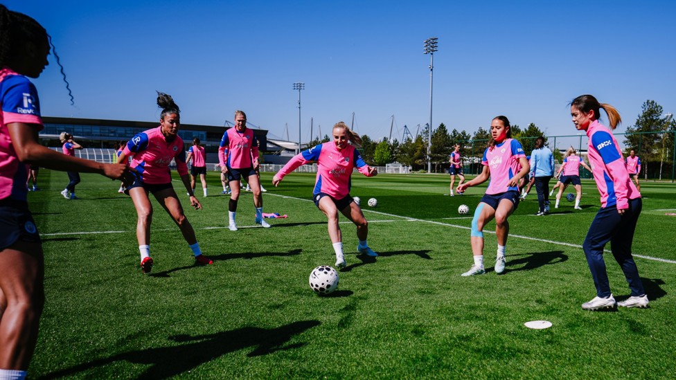 IN THE MIDDLE  : Alex Greenwood's turn! 