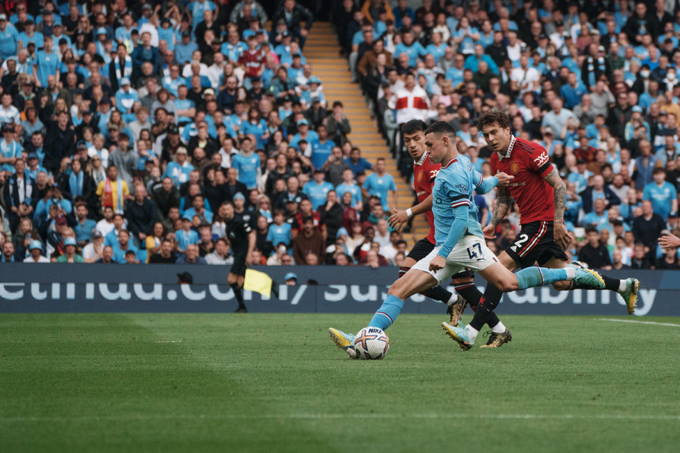 HAT TRICK : Foden prepara o chute para marcar um de seus três gols contra o United em outubro de 2022.