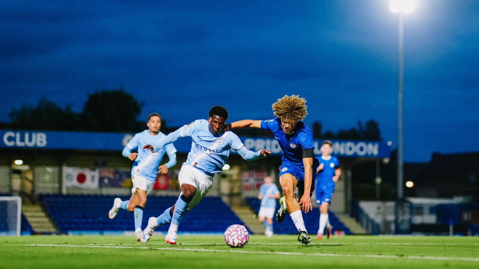 ONE-ON-ONE : Ryan McAidoo takes on his marker.