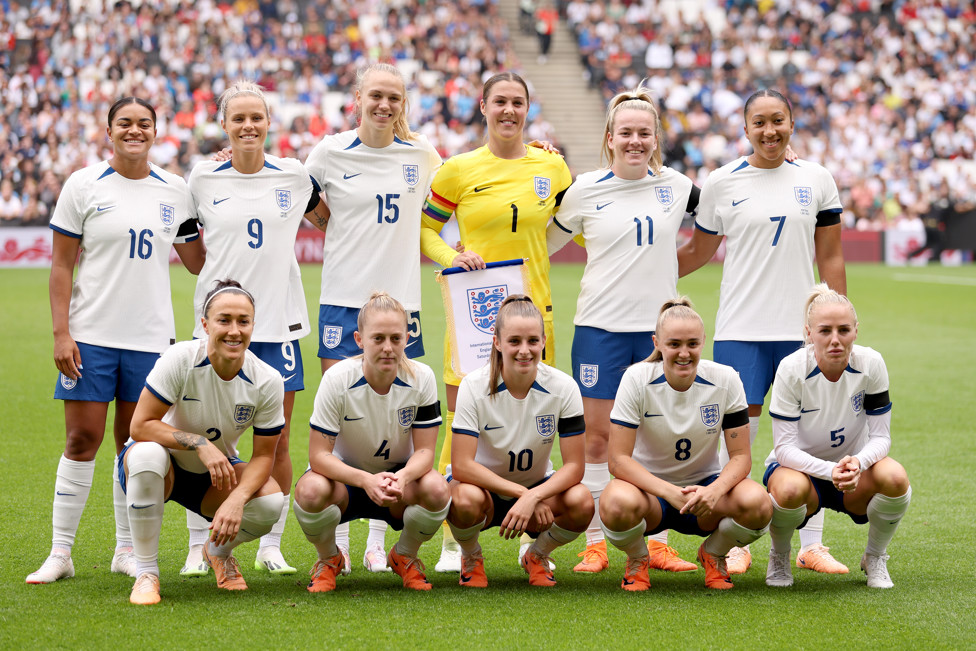 LIONESSES  : Esme Morgan com a camisa 15, Lauren Hemp com a 11 e Alex Greenwood com a 5, ajoelhada.