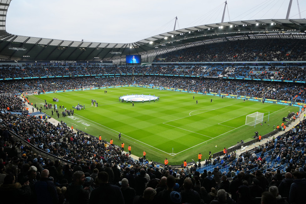 ÓTIMO PÚBLICO : Etihad lotado para City 3 x 1 Aston Villa.