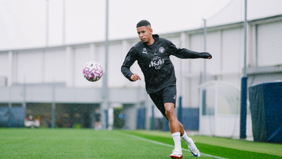 ON THE VOLLEY : Savinho switches the play